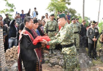 Penyerahan bendera usai pemakaman