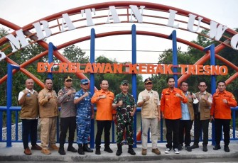 Danrem 081/DSJ Kolonel Inf H. Sugiyono saat peresmian rekonstruksi jembatan kali Luworo 