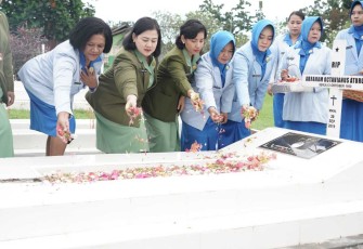 Ziarah dan tabur bunga 