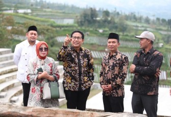 Menteri Desa, Pembangunan Daerah Tertinggal, dan Transmigrasi Abdul Halim Iskandar kunjungan kerja ke BUM Desa Mekar Sembada Mulya Desa Wonolelo Kecamatan Sawangan Kabupaten Magelang, Kamis (13/4/2023)