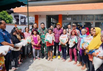 Danrem 023 KS Kolonel Inf Dodi Triwinarto bersama masyarakat 
