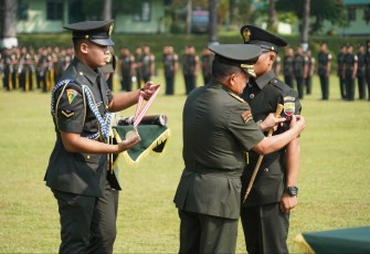 Pangdam I/BB Mayjen TNI Achmad Daniel Chardin saat melantik prajurit 