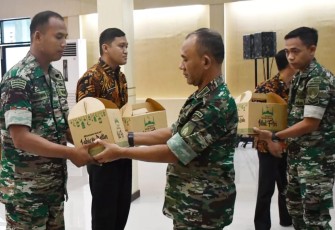 Danrem 081/DSJ Kolonel Inf H. Sugiyono saat memberikan bingkisan lebaran 
