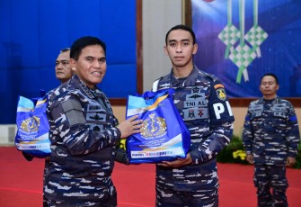 Kasal Laksamana TNI Muhammad Ali saat memberikan bingkisan lebaran 