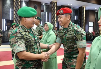 Kasad Jenderal TNI Dudung Abdurachman bersama Pati termuda Danjen Kopassus Mayjen TNI Deddy Suryadi