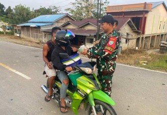 Bagikan takjil gratis di perbatasan 