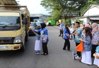 Pembagian takjil Yayasan Hang Tuah Cabang Makassar 