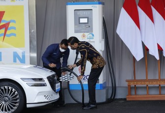 Presiden Jokowi saat menguji supply kendaraan mobil listrik 