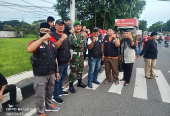Pembagian takjil gratis di Surabaya 