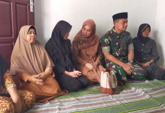 Dandim 0801/Pacitan Letkol Inf Roliyanto dirumah duka almarhum Pratu Miftahul Arifin, Minggu (16/4)