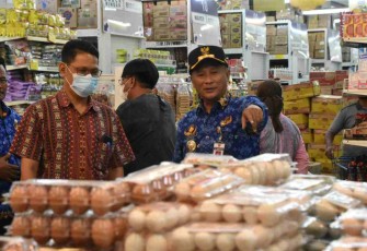 Pj Bupati Pati saat meninjau swalayan di wilayah Pati