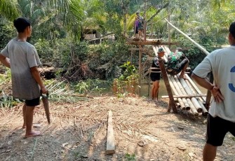 Jembatan kayu di perbatasan 