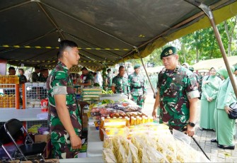 Pangdiv 2 Kostrad Mayjen TNI Safrial meninjau stand bazar murah, Senin (17/4)