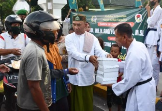 Danrem 081/DSJ Kolonel Inf H. Sugiyono ketika membagikan takjil