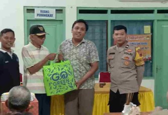 Kades Winong ketika menyerahkan tali asih kepada staf desa yang purna tugas