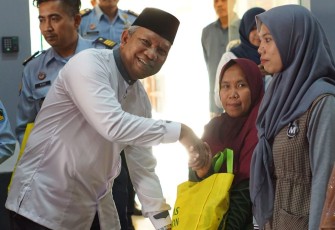 Kakanwil Kemenkumham Banten Tejo Harwanto saat memberikan paket sembako