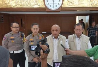 Irjen Pol (Purn) Drs Muji Hartanto saat memberikan keterangan pers di mapolda Jatim, Rabu (19/4))