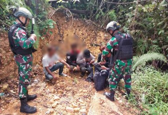 PMI Ilegal melewati jalan tikus diamankan satgas perbatasan 