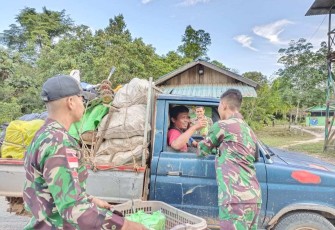 Satgas Yonif 645/Gty bagikan takjil di perbatasan 