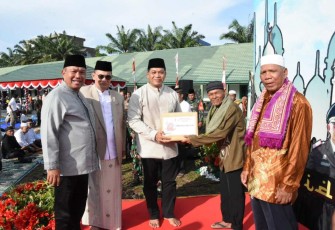 Danrem 023 KS Kolonel Inf Dodi Triwinarto saat memberikan paket sembako