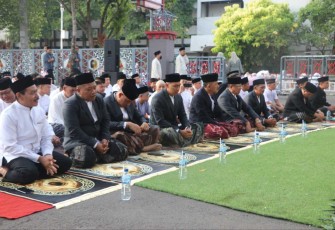 Sholat Ied berjamaah di halaman kantor Pemkab Tulangagung