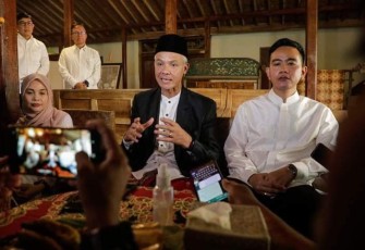 Ganjar Pranowo bersama Gibran usai sholat Ied, Sabtu (22/4)