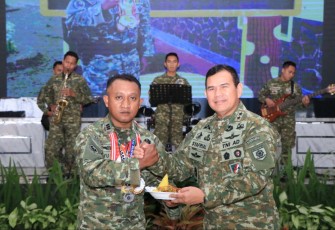 Pangdiv 2 Kostrad Mayjen TNI Safrial memberikan apresiasi Kapten Arh Bayu Sekti Wicaksono atas prestasi menembak
