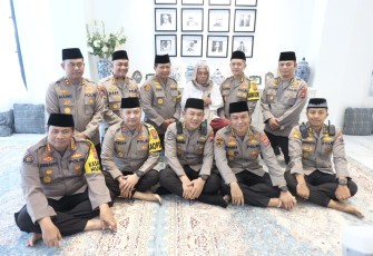 Kapolda Jatim beserta jajaran foto bersama pengasuh ponpes di Kediri