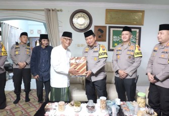 Kapolda Jatim Irjen Pol Toni Harmanto saat memberikan bingkisan lebaran ke pengasuh Ponpes Assa'idiyyah KH Anwar Iskandar 