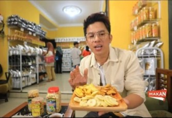 Adit Kemal salah satu artis asal Jakarta, saat tengah menikmati keripik buah Kendedes Selecta Fruit