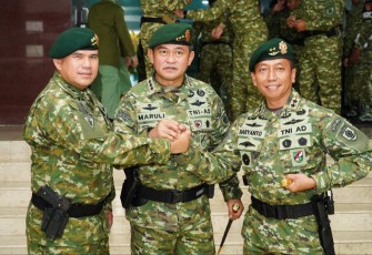 Pangkostrad Letjen TNI Maruli Simanjuntak bersama Pangdivif 2 Kostrad Mayjen TNI Haryanto usai sertijab di Makostrad Gambir, Jum'at (28/4)