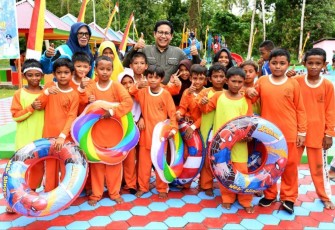 Gus Halim bersama anak-anak