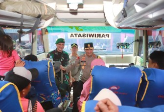 Kapolda Jateng Irjen Pol Ahmad Luthfi saat melepas pemudik arus balik di Purwokerto, Sabtu (29/4)