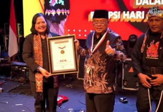 Walikota Blitar Santoso Terima Penghargaan Rekor MURI untuk Kota Blitar