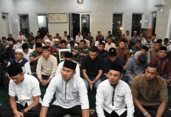Sholat subuh berjamaah prajurit Korem 023/KS
