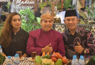 Danrem 081/DSJ Kolonel Inf H. Sugiyono bersama dalang Ki Bayu Aji Pamungkas 