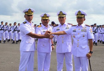 Pangkoarmada II Laksda TNI Maman Firmansyah foto bersama usai sertijab, Selasa (2/5) 