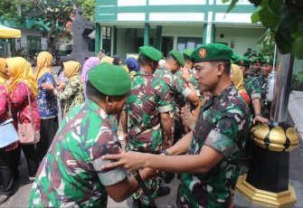 Dandim 0807/Tulungagung Letkol Czi Nooris Agus Rinanto saat halal bihalal bersama anggotanya 