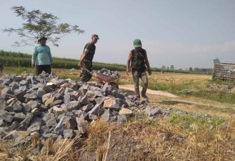 Rabat jalan di wilayah desa binaan 