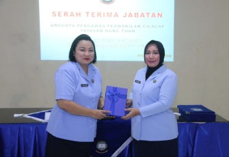 Ny. Diana Bambang Subeno (kanan) menerima mandat 