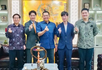 Bambang Soesatyo bersama awak media Korea Selatan di Jakarta, Kamis (4/5)