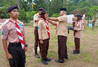 Danramil 0801/12 Pringkuku Kapten Arh Budi Eko Prayanto saat melantik Saka Wira Kartika 
