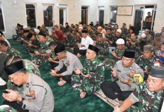 Sholat subuh bersama TNI-Polri di masjid Al Bihar Korem 023/KS