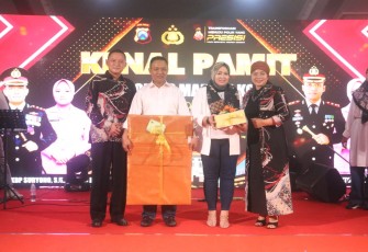 Dandim 0803/Madiun Letkol Inf Meina Helmi saat memberikan cenderamata 