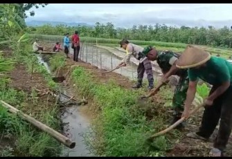 Pembersihan saluran irigasi di wilayah desa binaan 