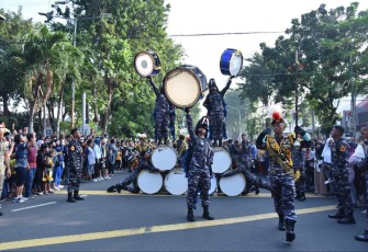 Atraksi GS Gita Jala Taruna AAL di Surabaya, Minggu (7/5)
