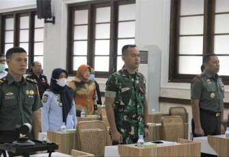 Danmenarmed 2 Kostrad Kolonel Arm Joko Setiyo Kurniawan (tengah) 