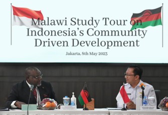 Sekretaris Jenderal Kementerian Desa, Pembangunan Daerah Tertinggal dan Transmigrasi Taufik Madjid didampingi Dirjen PDP Sugito , Dirjen PEID Harlina Sulistyorini, Dirjen PPKTrans Danton Ginting beserta Eselon 2 Kemendes PDTT Menerima Kunjungan Delegasi Pemerintah Republik Malawi dikantor Kemendes PDTT.Jakarta, Senin (8/5/2023)