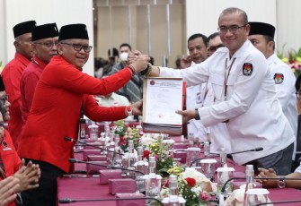 Sekjen PDIP Hasto Kristianto saat menyerahkan daftar caleg ke KPU di Jakarta, Kamis (11/5)