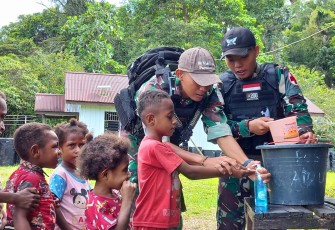 Person Satgas Yonif R 200 dekat dengan anak-anak